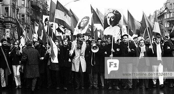 Der internationale Vietnamkongress 1968 und die anschließende Demo der Studenten der Technischen Universitaet Berlin und aus 44 Laendern war eines der wichtigen Ereignisse der 60er-Jahre und war praegend fuer die Studentenbewegung  Deutschland  Europa