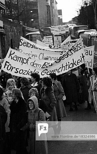 Die Frauenproteste der SPD  DGB und DKP gegen den Abtreibungsparagraphen 218 am 26.2.1975 in Bonn  Deutschland  Europa