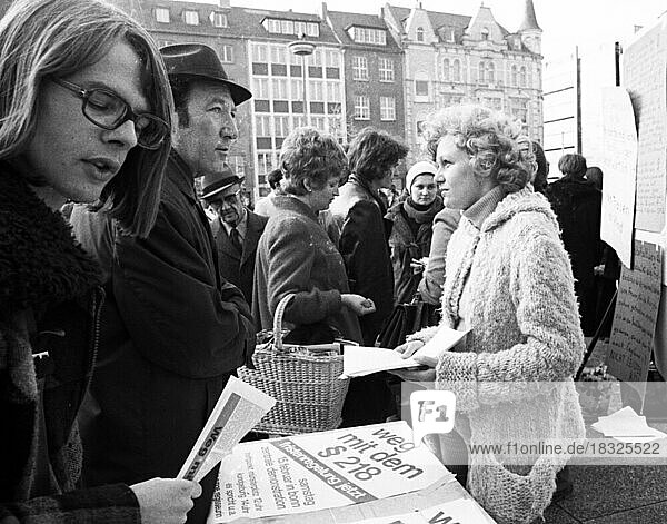 Mehrere hundert Frauen und einige Maenner wandten sich in Bonn am 15.2.1975 gegen den § 218 und fuer eine Fristenloesung mit Aktionen auf dem Muensterplatz  Diskussionen und einer Demonstration in Bonn.Auf dem Muensterplatz  Deutschland  Europa