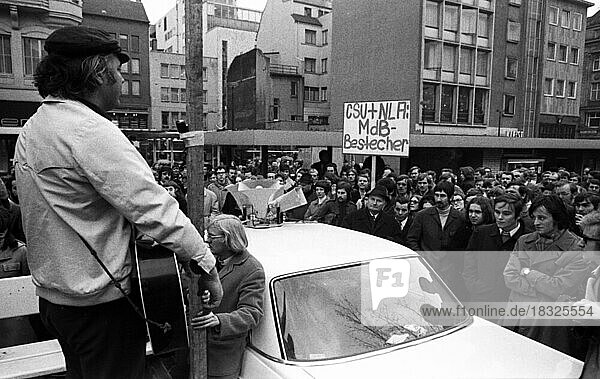 Im Wahlkampf zur Bundestagswahl 1969  hier am 16. 11. 1969 in Dortmund  begleitete der Kabarettist Dietrich Kittner eine Kundgebung gegen den CSU-Mann Franz Josef Strauß nicht nur  er initiierte sie gleich selbst  Deutschland  Europa