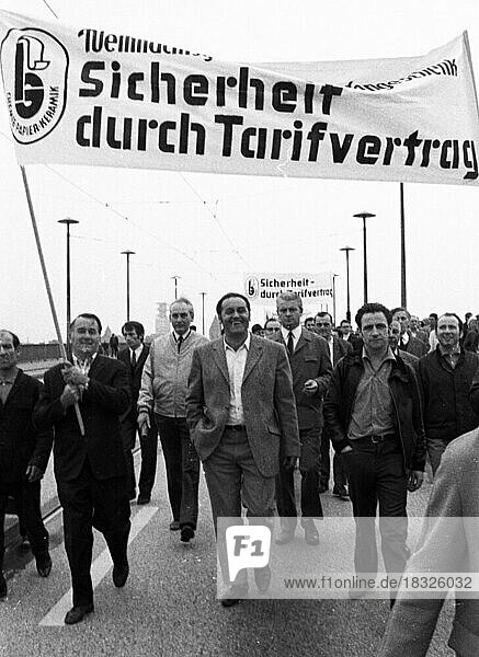 Streikbeginn der Industriegewerkschaft Chemie  Papier  Keramik am 8.6.1971 in Koeln mit Großkundgebung  bestreikte Betriebe und Streikdemonstration  Deutschland  Europa