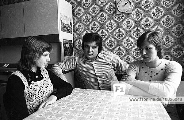 Arbeitslose beim Arbeitsamt Dortmund und Zuhause in Dortmund am 17.12.1974. Arbeistloser mit Kleinfamilie  Deutschland  Europa