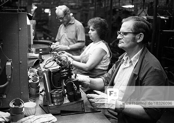 Produktion von Motoren  Achsen u.a. Teilen der Autoherstellung im Bochumer Opelwerk am 08.07.1975  Deutschland  Europa