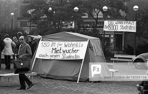Gegen Mietwucher bei Studenten protestierten Studenten und ihre Verbaende im Jahre 1970 auf dem Kennedyplatz in Essen  Deutschland  Europa