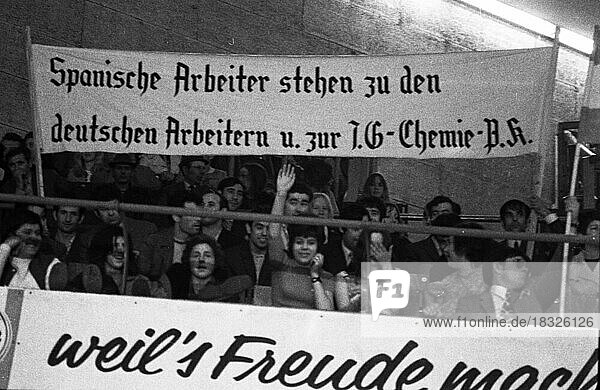 Kundgebung der Industriegewerkschaft Chemie  Papier  Keramik im Tarifkonflikt am 16.6.1971 in der Sporthalle in Koeln  Deutschland  Europa