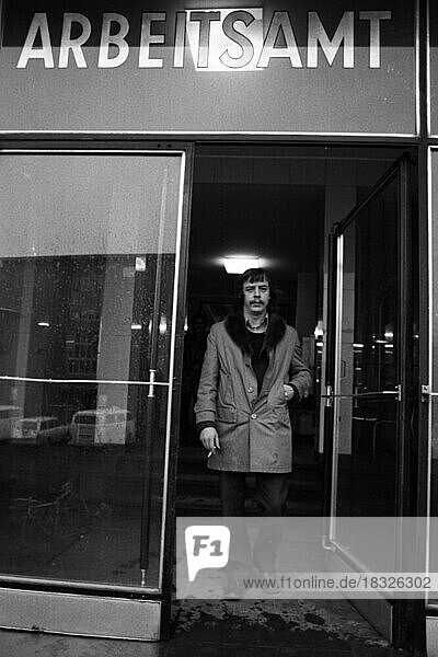 Unemployed at the Dortmund Labour Office and at home in Dortmund on 17.12.1974. Unemployed with many children (3 K.)  Germany  Europe
