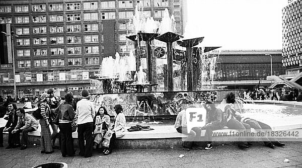 Das Zentrum der Hauptstadt der DDR  Ostberlin  am 30.4.1975  Am Alexanderplatz  DEU  Deutschland  Berlin  Europa