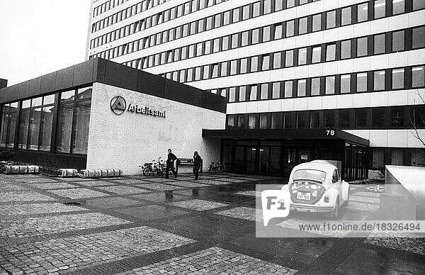 Großer Andrang herrschte bei den Arbeitslosen beim Arbeitsamt am 23.01.1980 in Dortmund. Arbeitsamt von aussen  Deutschland  Europa