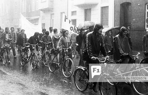 Die Demonstration der Friedensbewegung gegen neue Atomraketen und Natodoppelbeschluss brachte trotz starken Regens ca. 20.000 Teilnehmer auf die Strasse am 16.5.1981 in Mönchen-Gladbach  DEU  Deutschland  Mönchen  Europa
