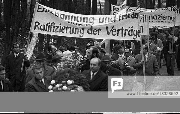 Die Ehrung der Toten durch das NS-Regime am Karfreitag 1945  hier am 9. 4. 1971 in Dortmund  war verbunden mit einer Demo im Rombergpark mit aktuellem Bezug  Deutschland  Europa