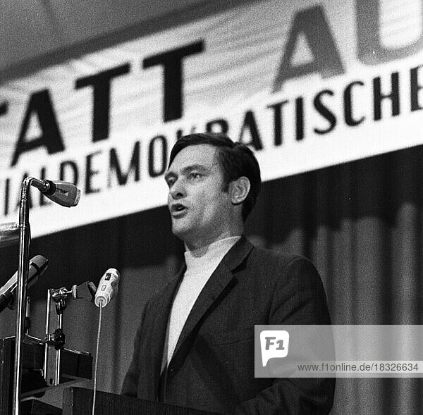 Zu einem Kongress fuer Lehrlinge hatten die Jungsozialisten am 28. 11. 1970 in Düsseldorf unter dem Motto: Ausbildung statt Ausbeutung eingeladen  Deutschland  Europa
