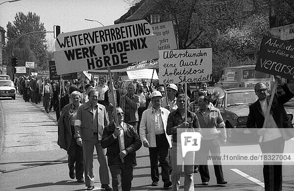 Die Furcht um den Verlust ihrer Arbeitsplaetze  durch die Fusion der Hoesch AG mit dem niederlaendischen Stahlkonzern Hoogovens  trieb die Stahlarbeiter des Teilwerkes Phoenix auf die Straße zum Protest am 15.05.1979 in Dortmund-Hoerde  Deutschland  Europa