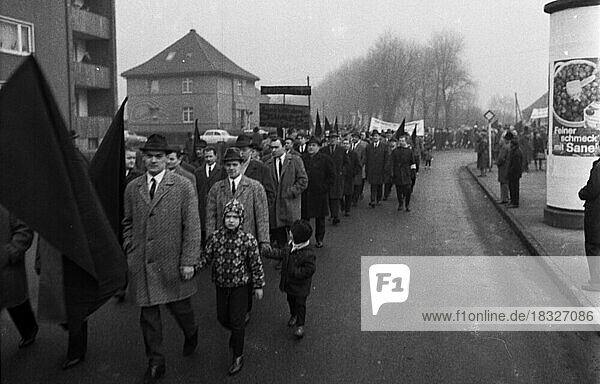 Mit schwarzen Fahnen demonstrierten Bergarbeiter der Zeche Bismarck und ihre Angehörigen am 19.2.1966 gegen die Schließung ihrer Zeche  Deutschland  Europa