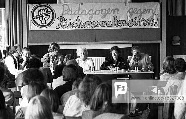 Wissenschaftler und Pädagogen berieten über ihre Positionen zum Natodoppelbeschluss auf getrennten Tagungen 1982 an der Universität. Tagung der Pädagogen  Deutschland  Europa