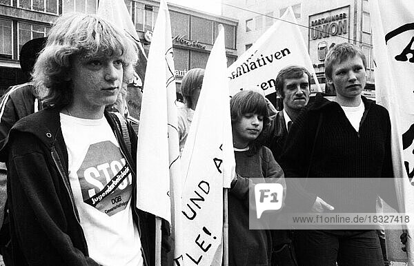 DGB-Jugend und Arbeitsloseninitiativen protestierten 1982 mit einem Marsch der Arbeitslosen gegen Jugendarbeitslosigkeit  Deutschland  Europa