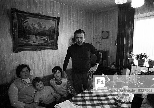 Die Teuerungsrate und Inflation der 70er Jahre belastet zunehmend die Familien der Arbeiterschaft  wie diese fotografiert am 29.1.1974 in Dortmund  Deutschland  Europa