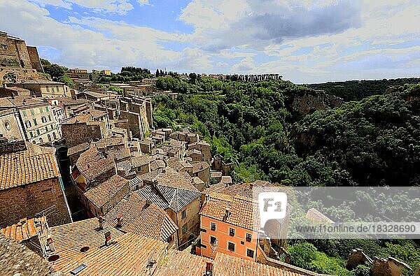 Mittelalterliche Stadt Sorano  Blick auf die Daecher der Altstadt  Toskana  Italien  Europa