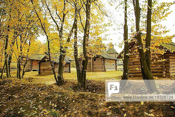 Traditionelles ukrainisches Landhaus mit Strohdach