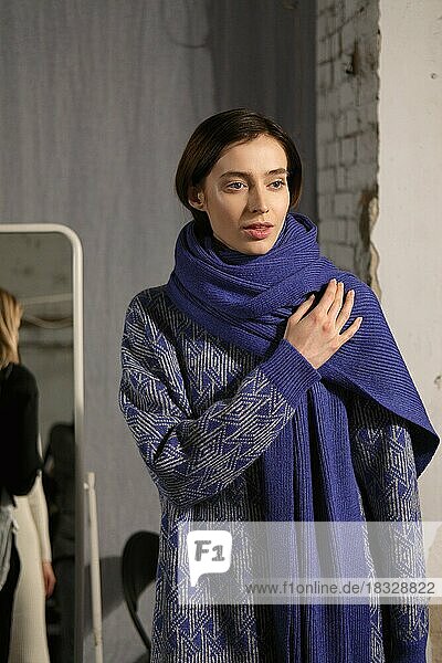 Mädchen in warmem Wollpullover mit langem Schal