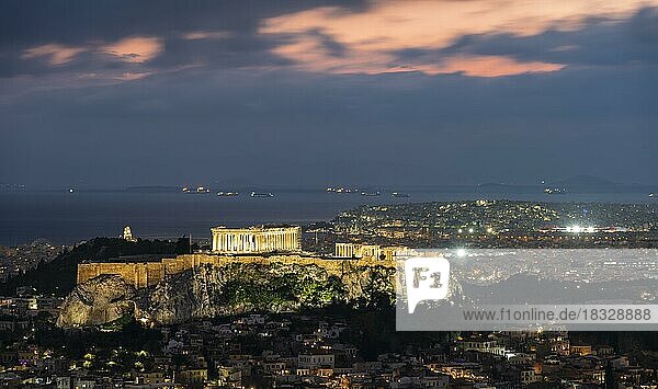 Ausblick über das Häusermeer von Athen  beleuchteter Parthenon-Tempel auf der Akropolis  dramatischer Wolkenhimmel bei Sonnenuntergang  vom Berg Lycabettus  Athen  Griechenland  Europa