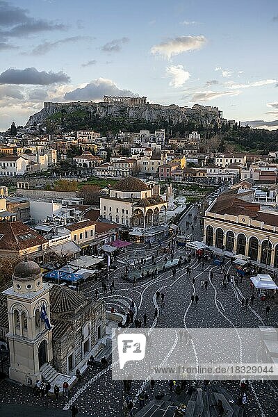 Ausblick über die Altstadt von Athen  mit Kirche Panagia Pantanassa  Tzisdarakis Moschee und Akropolis  Monastiraki-Platz  im Abendlicht  Athen  Attika  Griechenland  Europa