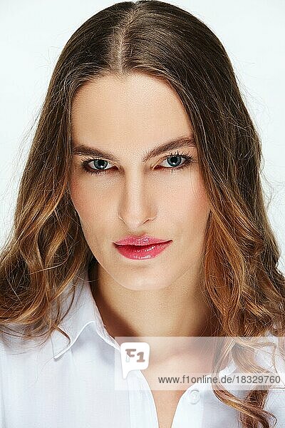 Closeup Porträt von Mode-Modell mit natürlichen Make-up  blaue Augen und rote Lippen