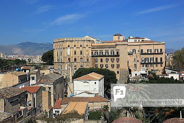 Stadt Palermo  Blick von der Campanile di San Giuseppe Cafasso auf den nahen Normannenpalast  UNESCO Weltkulturerbe  Sizilien  Italien  Europa
