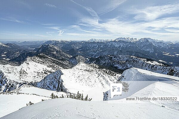 Ausblick vom Gipfel des Sonntagshorn im Winter  Skitour  hinten verschneite Gipfel des Hochgern  Bergpanorama  Chiemgauer Alpen  Bayern  Deutschland  Europa