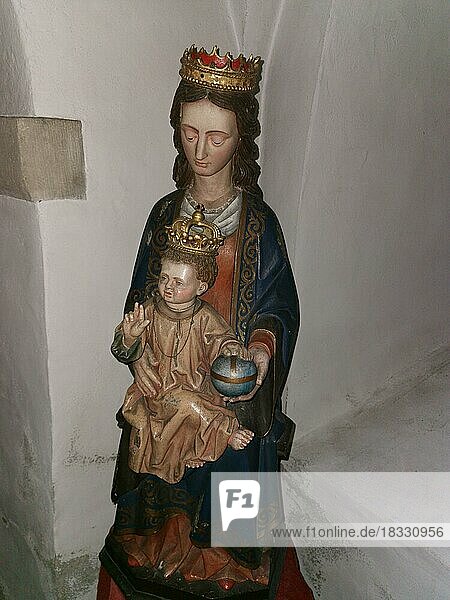 Madonna  St. Bonifatius  ein ehemaliges freiweltliches Damenstift mit einer Stiftskirche in Freckenhorst  Madonna mit dem Kind  Landkreis Warendorf  Nordrhein-Westfalen  Deutschland  Europa