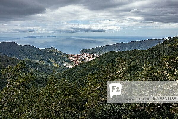Blick über Wald und auf Stadt Machico  Madeira  Portugal  Europa