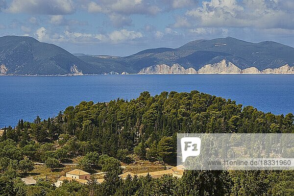 Festung  Assos  blauer Himmel mit weißen Wolken  Steilküste schroff  Bäume  Häuser  Westküste  Insel Kefalonia  Ionische Inseln  Griechenland  Europa