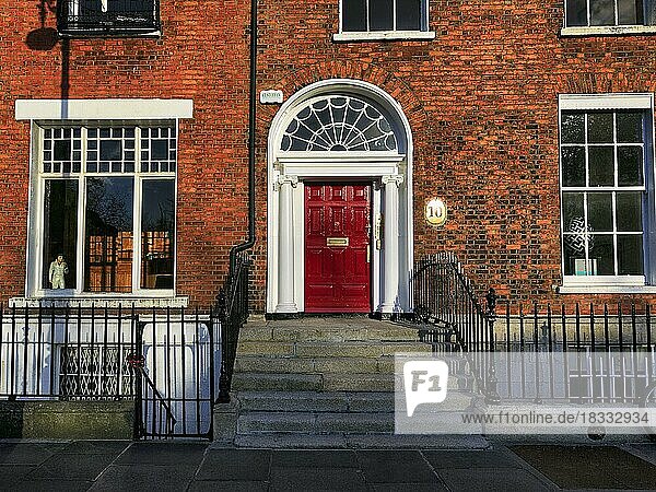 Rote Tür  Hauseingang mit Treppe  typisches Reihenhaus  Dublin  Irland  Europa