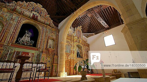 La Oliva  Iglesia de Nuestra Senora de la Candelaria  Superweitwinkel  Altar und Seitenschiff  Innenraum  Kirche  Fuerteventura  Kanarische Inseln  Spanien  Europa