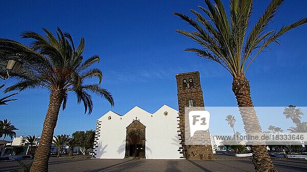 La Oliva  Iglesia de Nuestra Senora de la Candelaria  Fassade  Portal  Superweitwinkel  Kirchturm  Palmen  blauer Himmel  Kirche  Fuerteventura  Kanarische Inseln  Spanien  Europa