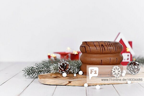 Traditioneller deutscher Winterkuchen  bei dem die Schichten im Inneren mit Schokolade glasiert und mit jahreszeitlicher Dekoration umgeben sind  genannt Baumkuchen