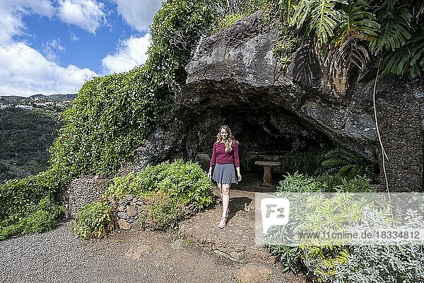 Frau an einer Höhle  Botanischer Garten Funchal  Jardim Botanico  Madeira  Portugal  Europa