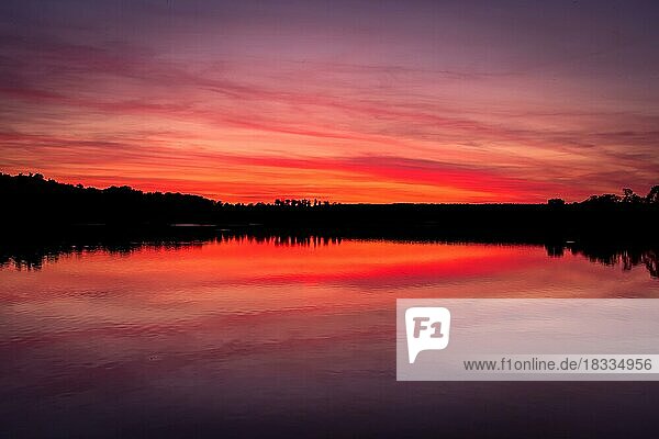 Schöner Sonnenuntergang auf dem See  schöner roter Himmel