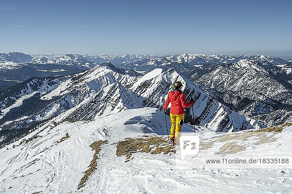 Skitourengeherin am Gipfel  Berge im Winter  Sonntagshorn  Chiemgauer Alpen  Bayern  Deutschland  Europa