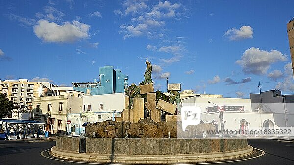 Skulptur  Kunstobjekt  Kreisverkehr  Bronzestatue  Hauptstadt  Puerto del Rosario  blauer Himmel  grauweiße Wolken  Fuerteventura  Kanarische Inseln  Spanien  Europa