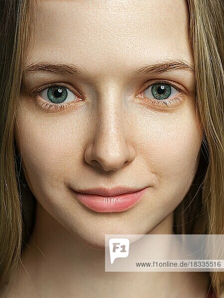 Close-up-Porträt einer schönen jungen Frau mit perfekter Haut und ohne Make-up