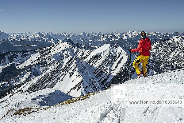 Skitourengeherin am Gipfel  Berge im Winter  Sonntagshorn  Chiemgauer Alpen  Bayern  Deutschland  Europa