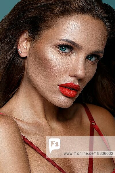 Schöne sexy Frau in einer Hollywood-Manier mit Locken  natürlichem Make-up und roten Lippen. Schönheit Gesicht und Haar. Bild im Studio aufgenommen