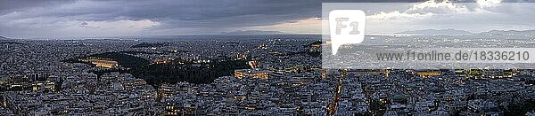 Panorama  Ausblick über das Häusermeer von Athen  beleuchteter Parthenon-Tempel auf der Akropolis  dramatischer Wolkenhimmel  vom Berg Lycabettus  Athen  Griechenland  Europa