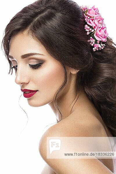 Porträt eines schönen Mädchens im Bild der Braut mit lila Blumen auf dem Kopf. Schönheit Gesicht. Foto im Studio auf einem weißen Hintergrund geschossen