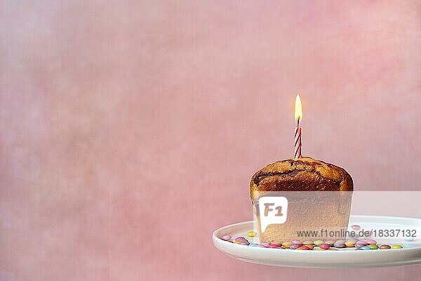 Geburtstagskuchen mit brennender Kerze  Kuchen