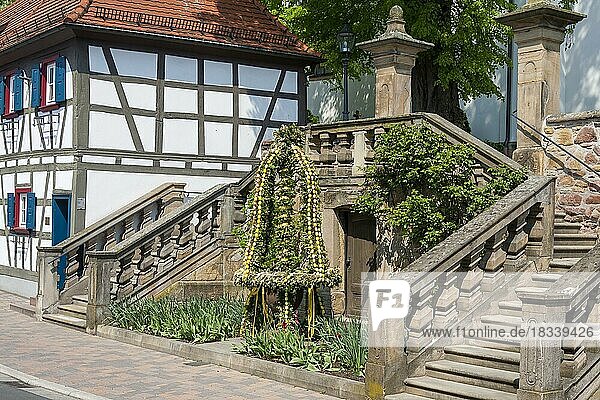 Geschmückter Brunnen  Osterbrunnen  Rheinzabern  Südpfalz  Pfalz  Rheinland-Pfalz  Deutschland  Europa