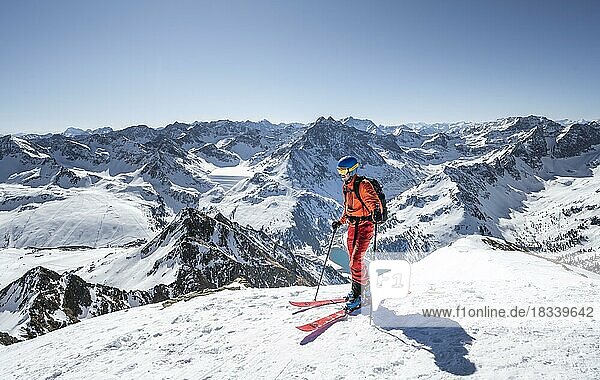 Ski tourers at the summit of the Pirchkogel  mountain panorama  view of snow-covered mountain peaks  in the back summit Sulzkogel  Kühtai  Stubai Alps  Tyrol  Austria  Europe
