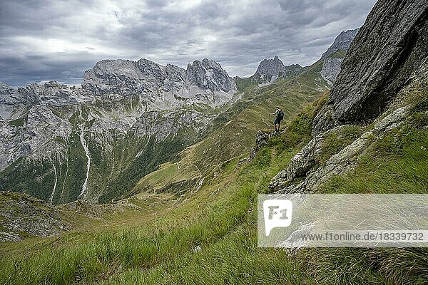 Wanderer auf Wanderweg zur Raudenspitze  Ausblick über das Tal Val Fleons auf felsige Berggipfel mit Monte Avanza  Karnischer Alpen  Kärnten  Österreich  Europa