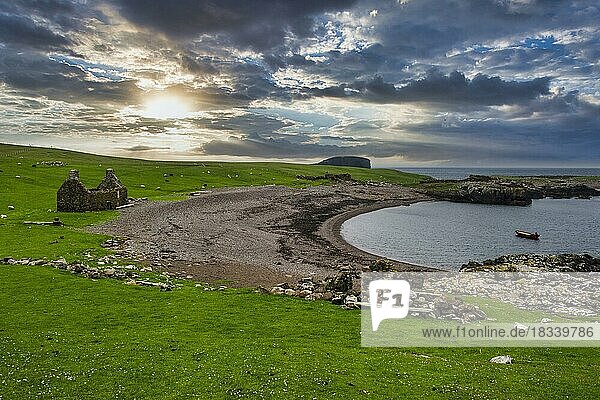 Altes Bauernhaus in der Nähe des Eshaness-Leuchtturms  Shetlandinseln  Großbritannien  Europa