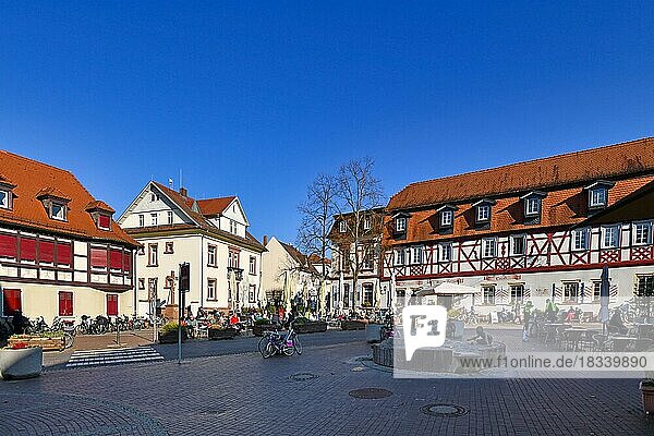 Historisches Stadtzentrum von Lorsch mit traditionellen Fachwerkhäusern an einem sonnigen Tag  Lorsch  Deutschland  Europa